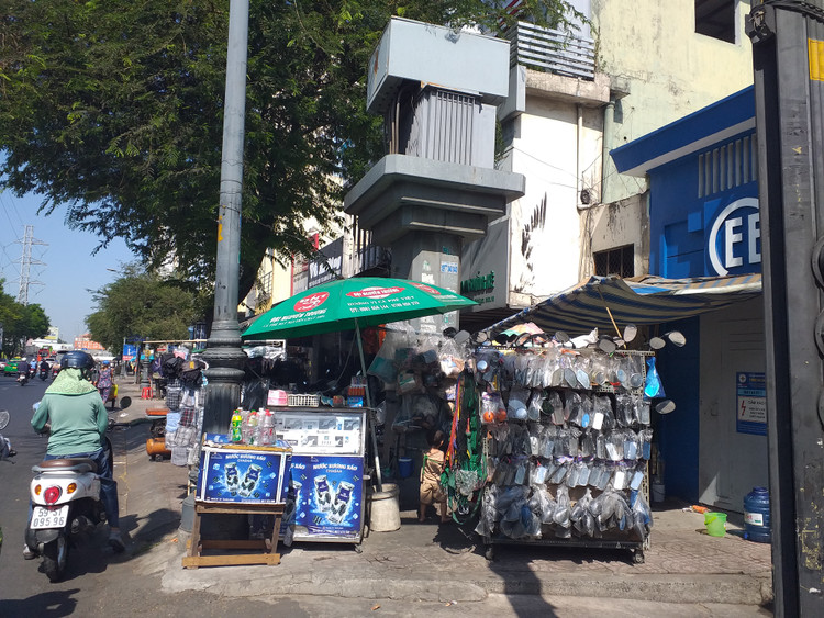 Một trạm biến áp trên đường Hồng Bàng, Quận 11, bị một hộ kinh doanh quây kín xung quanh