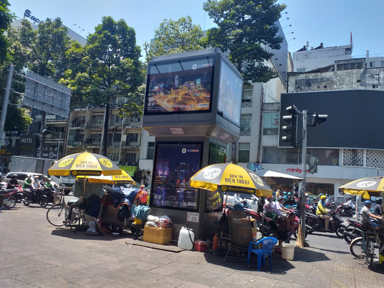 Một trạm biến áp trên đường Nguyễn Thái Học, Quận 1 từ nhiều năm nay rất nhiều hàng quán bủa vây