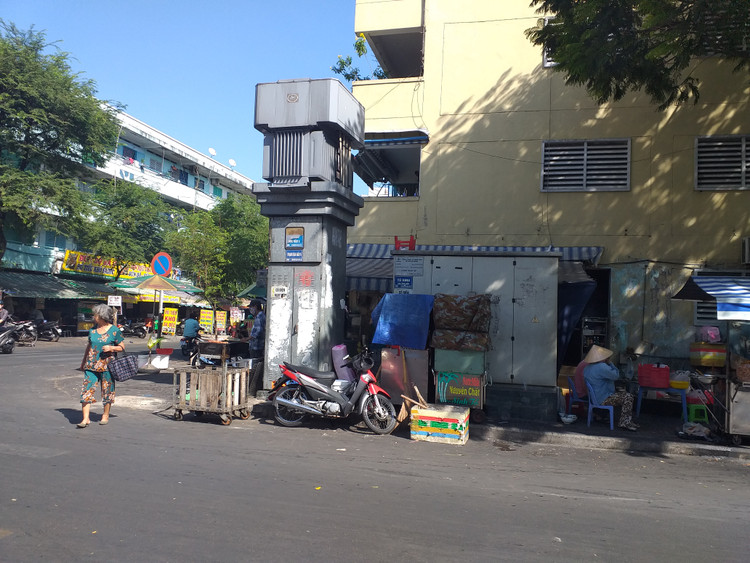 Một số hộ kinh doanh hàng ăn uống vây quanh bốt điện trên vỉa hè, Đường Hòa Hảo, Quận 10