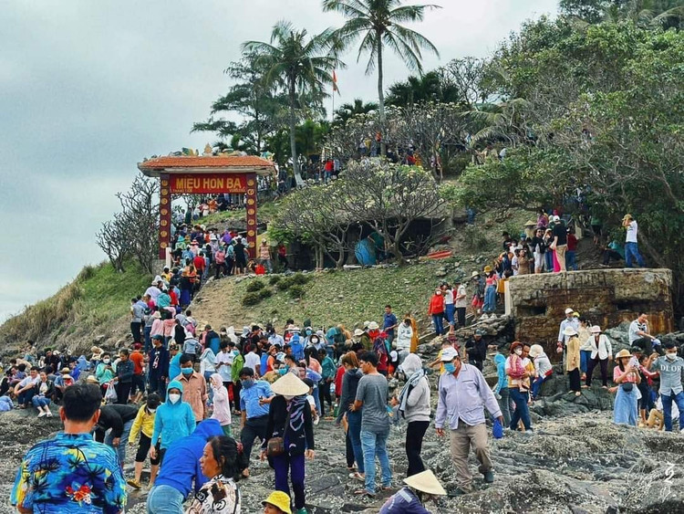 Vào những ngày rằm, lễ hội cúng Bà, người dân và khách thập phương ra thăm viếng rất đông (Ảnh ST)