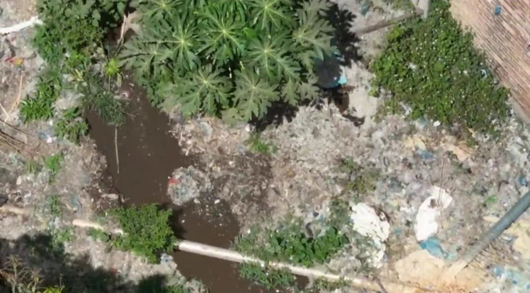 Nước thải, nước rỉ rác bị ứ đọng lâu ngày phát sinh mùi hôi thối nồng nặc, ảnh hưởng sức khỏe của người dân sống trong khu vực.