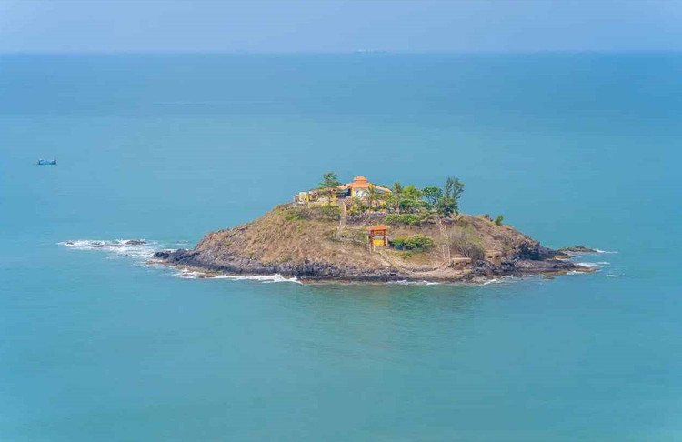 Hòn Bà khi bình thường, bốn bề là nước biển (Ảnh ST)