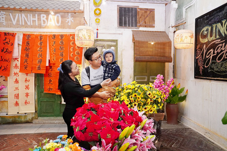 Gia đình chị Mỹ Hạnh, Phú Nhuận, TPHCM vui mừng khi đến tham quan Hoàng Thành Thăng Long.