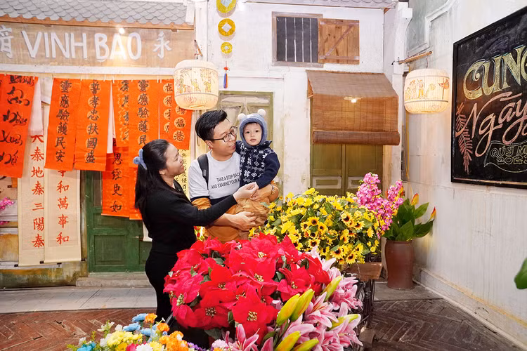 Gia đình chị Mỹ Hạnh, Phú Nhuận, TPHCM vui mừng khi đến tham quan Hoàng Thành Thăng Long.