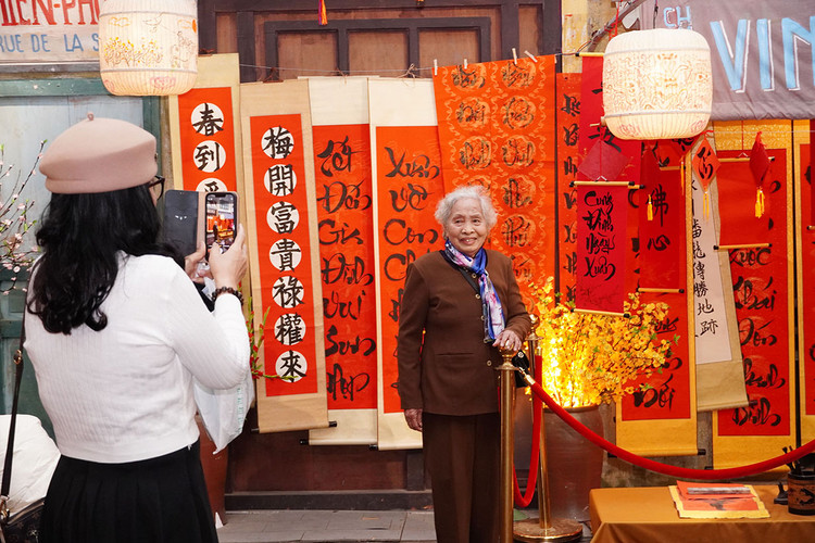 Bà Đoàn Thị Liên lưu giữ kỷ niểm để bồi hồi nhớ lại phong vị Tết xưa bên những câu đối đỏ, một phần của phong vị Tết xưa.