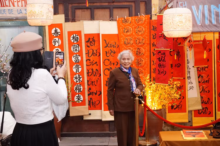 Bà Đoàn Thị Liên lưu giữ kỷ niểm để bồi hồi nhớ lại phong vị Tết xưa bên những câu đối đỏ, một phần của phong vị Tết xưa.