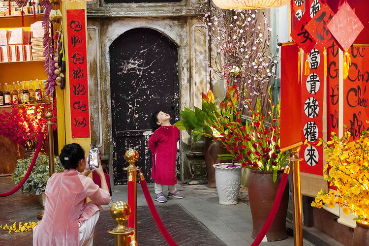 Đặc biệt, các em nhỏ tỏ ra rất thích thú khi được chụp hình lưu niệm.