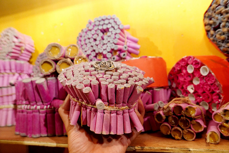 .... pháo đỏ là nét đặc trưng của Tết.