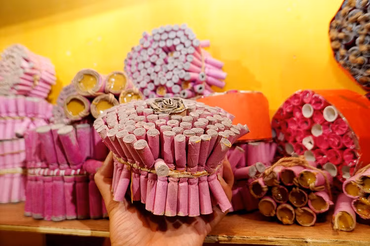 .... pháo đỏ là nét đặc trưng của Tết.