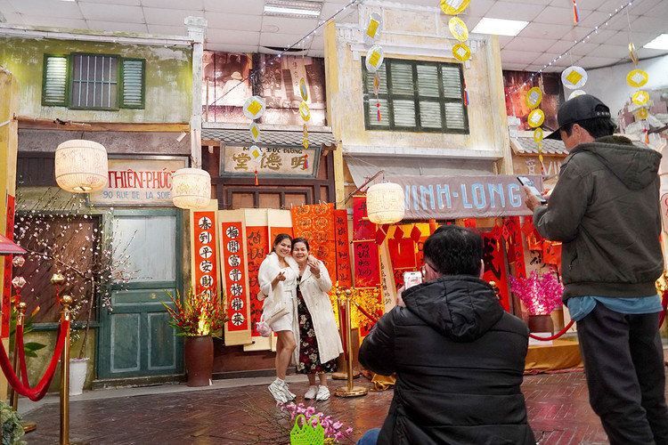 Cùng với con gái, bà Hoàng Thị Hương, Bình Thuận lưu lại hình ảnh nơi đây làm kỷ niệm.