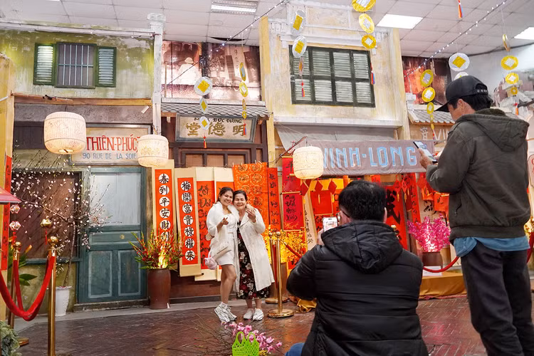 Cùng với con gái, bà Hoàng Thị Hương, Bình Thuận lưu lại hình ảnh nơi đây làm kỷ niệm.