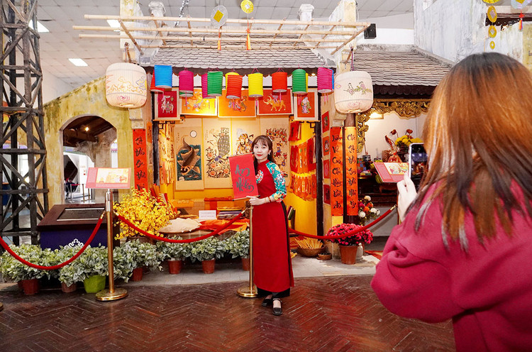 Hai bạn trẻ Phương Tú và Hoài Linh, giáo viên mầm non cho biết: “Trước đây cũng chỉ biết tết xưa qua phim ảnh, nay chính mắt được nhìn thấy khung cảnh như thật nên rất vui. Màu sắc trang trí rực rỡ tạo cảm giác như đang được tận hưởng không khí Tết của người Hà Nội trước đây”.