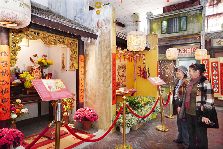 Theo bà Mai Hương nhà ở phố Nguyễn Thái Học cho biết, không gian nơi đây được trưng bày giống những ngôi nhà cổ trên phố Mã Mây.