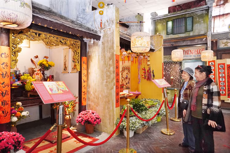 Theo bà Mai Hương nhà ở phố Nguyễn Thái Học cho biết, không gian nơi đây được trưng bày giống những ngôi nhà cổ trên phố Mã Mây.