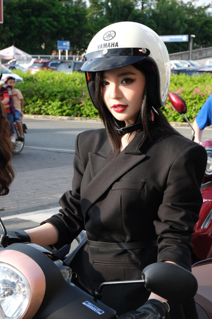 Bâu Krysie hào hứng đăng ký trải nghiệm Janus tại Riding Station