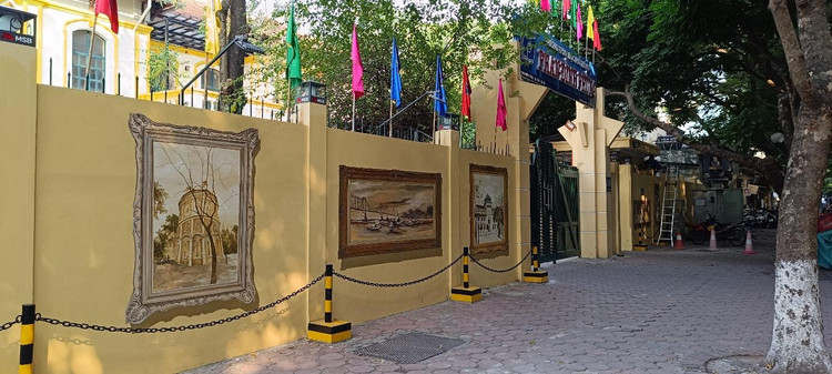 Hơn 30 bức tranh 3D được 4 họa sĩ - là cựu học sinh Trường THPT Phan Đình Phùng - vẽ nhân dịp kỷ niệm 50 năm thành lập ngôi trường này. Đó là tranh bích họa 3D thay thế tranh 2D đã cũ.