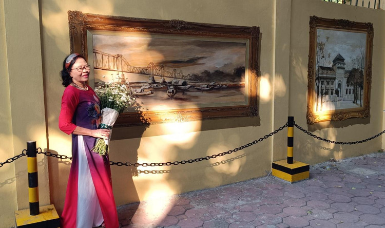 Các tác phẩm nổi bật dưới ánh nắng vàng, thu hút người dân đến với con phố này để lưu giữ hình ảnh về nét đẹp cổ kính xen lẫn hiện đại. Chị Nguyễn Hồng Giang đến từ TP HCM, cho biết, qua những bức tranh này, chị thấy được phần nào lịch sử hào hùng của Hà Nội. “Tôi mong những con phố của thành phố luôn sạch sẽ, khang trang và các bức tường được khoác lên mình tranh vẽ kể về lịch sử của Thủ đô nghìn năm văn hiến”, chị Giang nói.