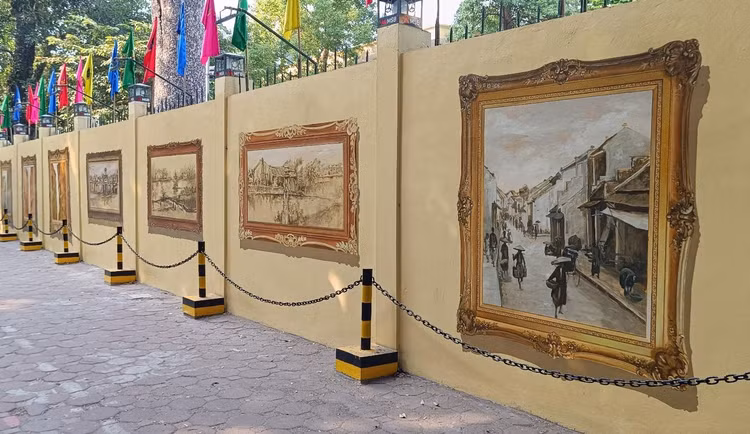 30 bức tranh được chia làm 2 chủ đề là quá khứ và hiện tại.