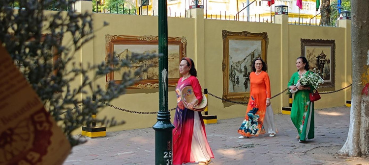 Sau khi xem truyền hình, biết phố Phan Đình Phùng có những bức tranh bích họa về Hà Nội xưa, cô Lê Thị Thắm (quận Đống Đa, Hà Nội), rủ bạn mặc áo dài chụp ảnh. Theo cô Thắm, những bức tranh này đã mô phỏng, phác họa lại bức tranh về Thủ đô xưa, nơi họ gắn bó hàng chục năm và rất đỗi tự hào.