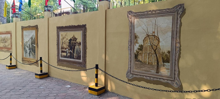 Phần quá khứ là những bức tranh về Hà Nội xưa như Phố cổ, Văn Miếu - Quốc Tử Giám, Hồ Gươm, Tháp nước Hàng Đậu, Cầu Long Biên… Ở hiện tại, các bức vẽ tái hiện khoảnh khắc đẹp trên phố Phan Đình Phùng.