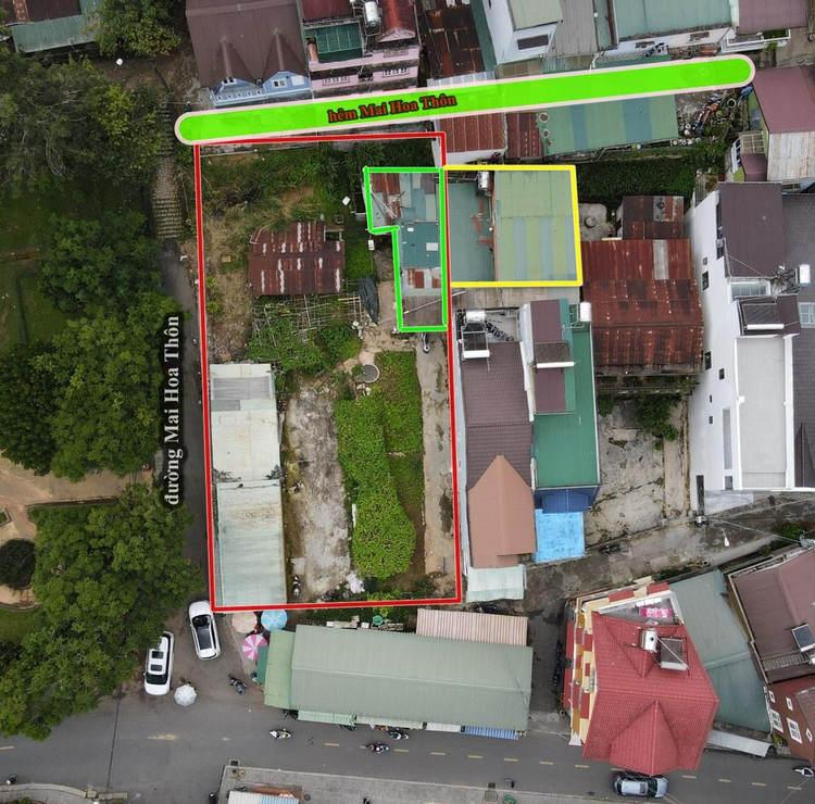 Phần đất của bà Vy, ông Phúc được TAND TP Đà Lạt tuyên thắng kiện (khung đỏ) và phần xây dựng trái phép của bà Hạnh trên phần đất của bà Vy, ông Phúc (trong hình vẽ màu xanh). Ô vẽ màu vàng là nhà của bà Hạnh. Ảnh chụp ngày 19/9/2023, hình vẽ chỉ mang tính chất tương đối. Ảnh: Lê Xuân Thọ