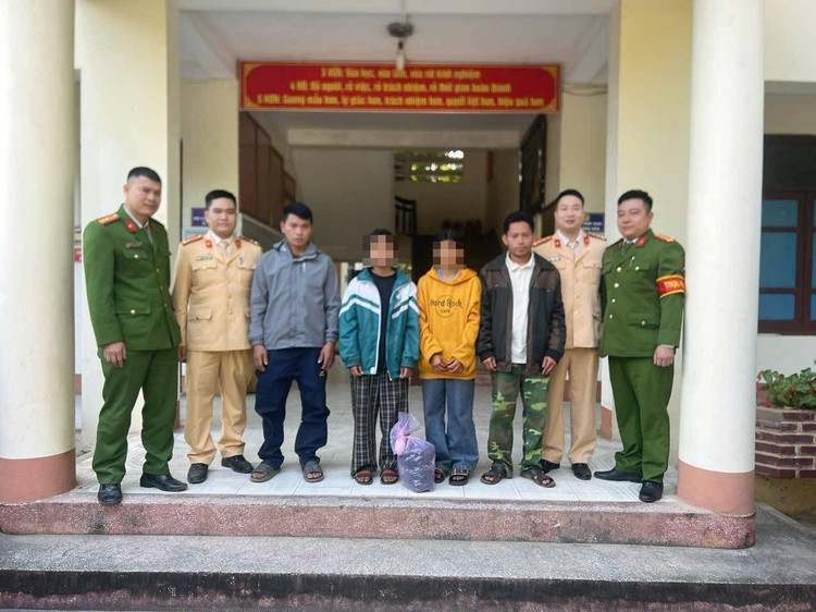 Công an huyện Bảo Yên đưa 2 cháu bé về trụ sở bàn giao cho gia đình.