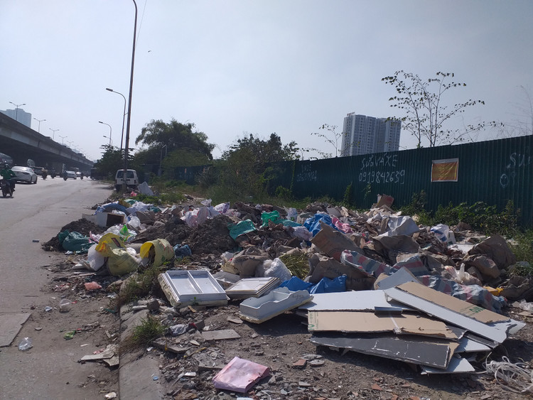 Rác, phế thải bị người dân mang tới đường Nguyễn Xiển vứt đổ trộm rất nhiều...