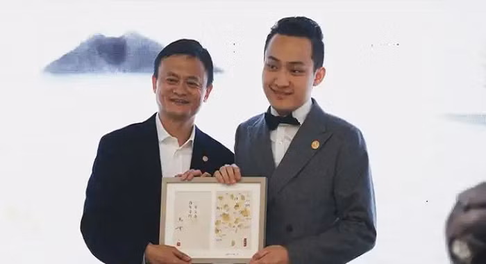 Năm 2018, Justin Sun nhận bằng tốt nghiệp trường Đại học Hupan do tỷ phú Jack Ma sáng lập. Ảnh: Instagram.