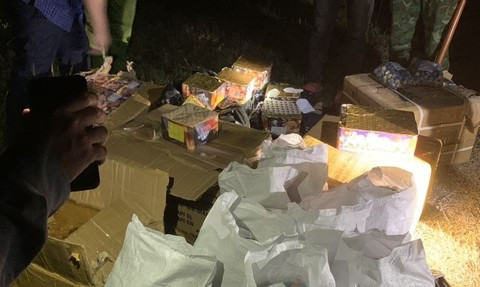 Phát hiện hơn 1.000kg pháo nổ trong các hộp giấy bị Công an huyện Đức Hòa (Long An) phát hiện, bắt giữ vào đầu tháng 12/2024. Phát hiện hơn 1.000kg pháo nổ trong các hộp giấy bị Công an huyện Đức Hòa (Long An) phát hiện, bắt giữ vào đầu tháng 12/2024.