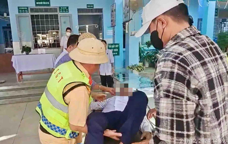 CSGT dẫn đường hỗ trợ khẩn cấp đưa người đàn ông đến bệnh viện cấp cứu.