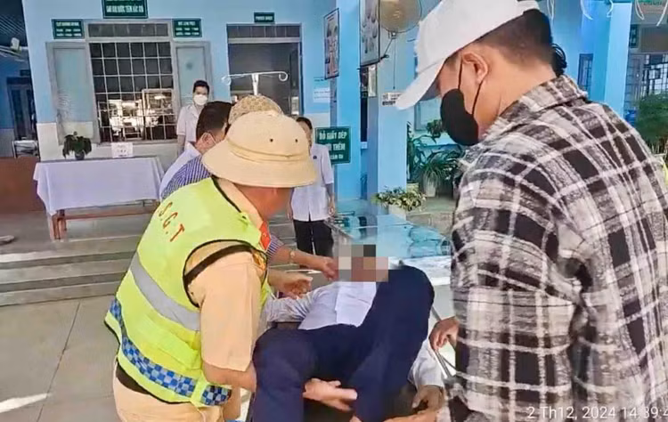 CSGT dẫn đường hỗ trợ khẩn cấp đưa người đàn ông đến bệnh viện cấp cứu.