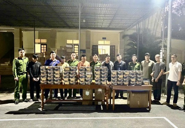 Các đối tượng mua bán trái phép pháo và tang vật bị thu giữ. (Nguồn: CA Hà Tĩnh)