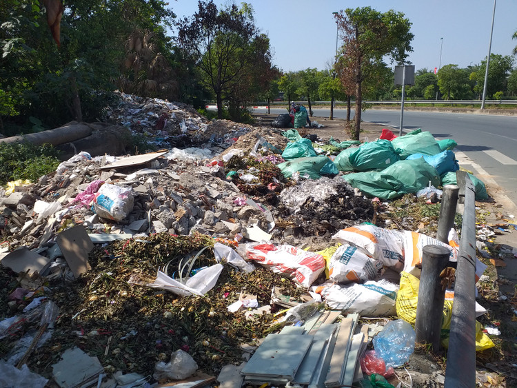 Tại khu vực Võ Nguyên Giáp, rác và các loại phế thải luôn bị vứt đổ trộm tràn lan...