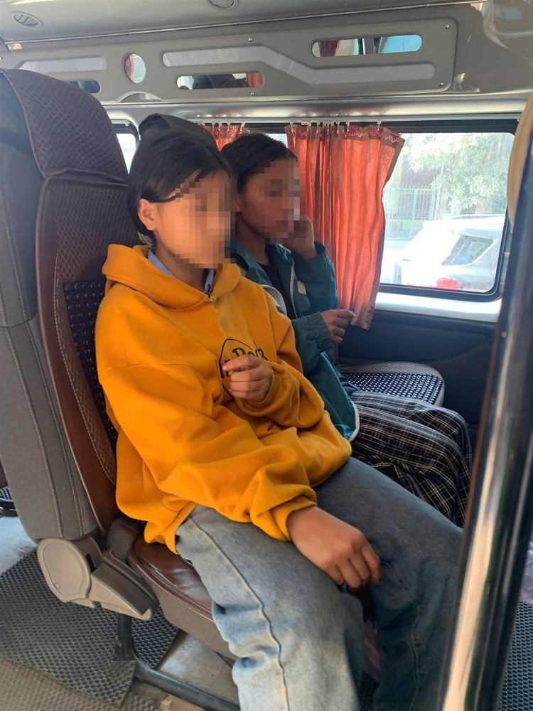 Lực lượng Công an hỗ trợ phương tiện đưa 2 cháu bé về nhà an toàn.