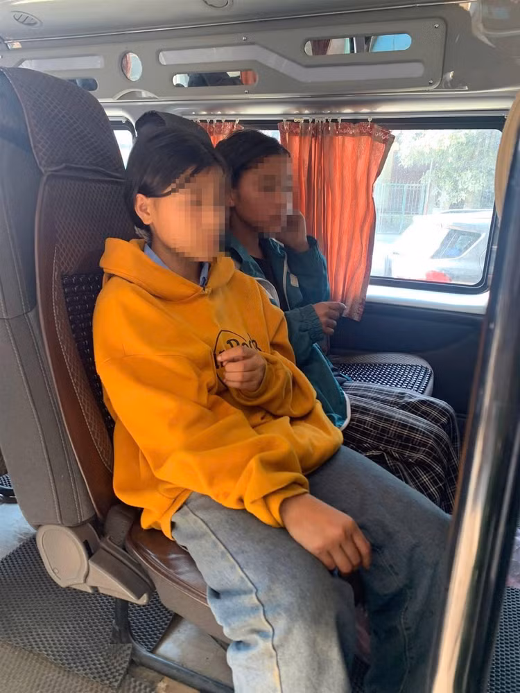 Lực lượng Công an hỗ trợ phương tiện đưa 2 cháu bé về nhà an toàn.