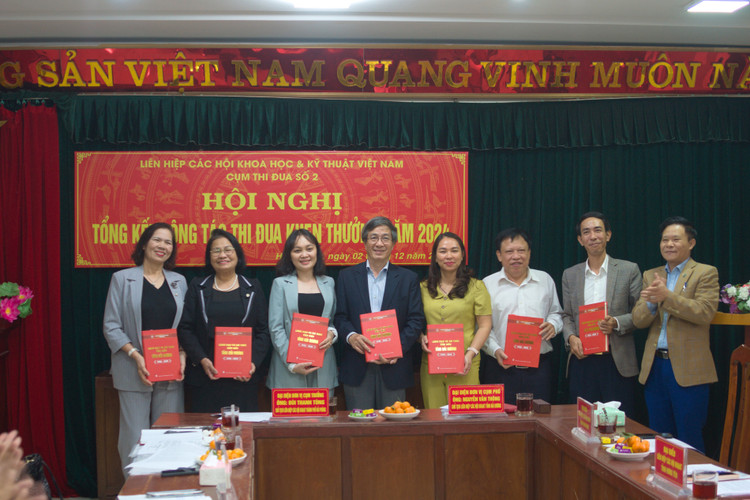 Liên hiệp Hội Hải Dương tặng đại biểu sách “Lãnh đạo và trí thức tiêu biểu tỉnh Hải Dương 1930 - 2020” do Liên hiệp Hội tỉnh xuất bản và phát hành