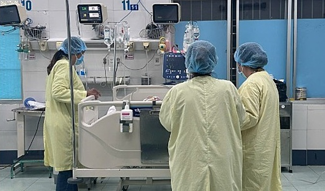 Người nhà thăm bệnh nhân lần cuối lúc 9h40 ngày 24/11. Ảnh: Bệnh viện cung cấp.