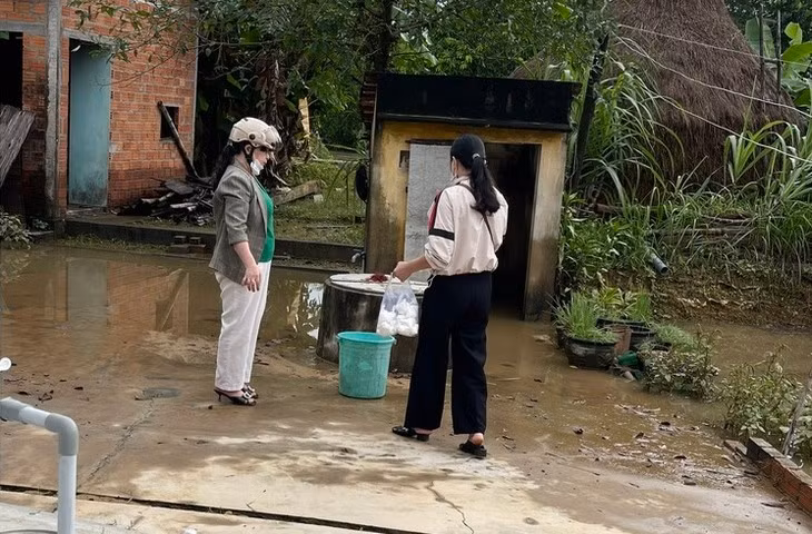 Nước xuống, người dân lần lượt quay trở lại tranh thủ dọn dẹp. Các loại thuốc men, hóa chất khử độc, lọc giếng nước cũng được cấp phát đến từng nhà dân để phòng chống các bệnh do nhiễm trùng.