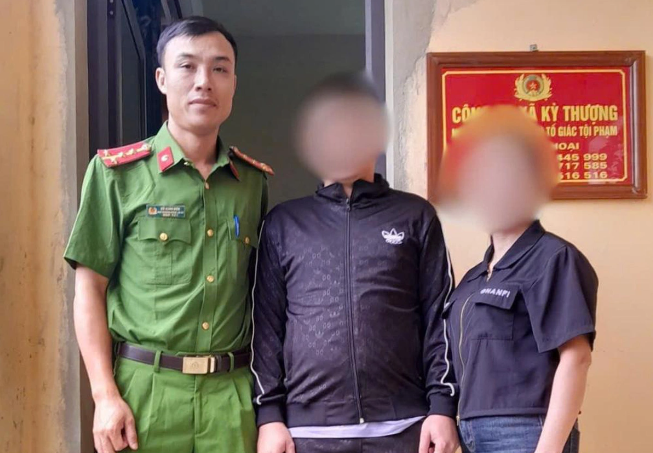 Mẹ con chị S. chụp ảnh cùng đại diện Công an xã Kỳ Thượng sau khi em T. được giải cứu về nước - Ảnh: Công an cung cấp