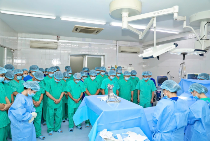 Các bác sĩ dành phút mặc niệm bệnh nhân trước khi tiến hành lấy tạng