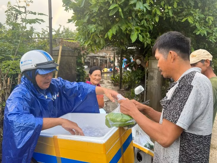 Công tác hỗ trợ thực phẩm, nước uống cho người dân cũng được chính quyền triển khai nhanh chóng. Mưa lớn vẫn tiếp tục, nước lũ đạt đỉnh và rút dần vào cuối ngày 25/11.