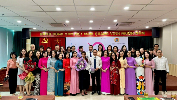 Các đại biểu tham dự buổi gặp mặt chào mừng Ngày Phụ nữ Việt Nam 20/10 do Liên hiệp Hội Việt Nam tổ chức.