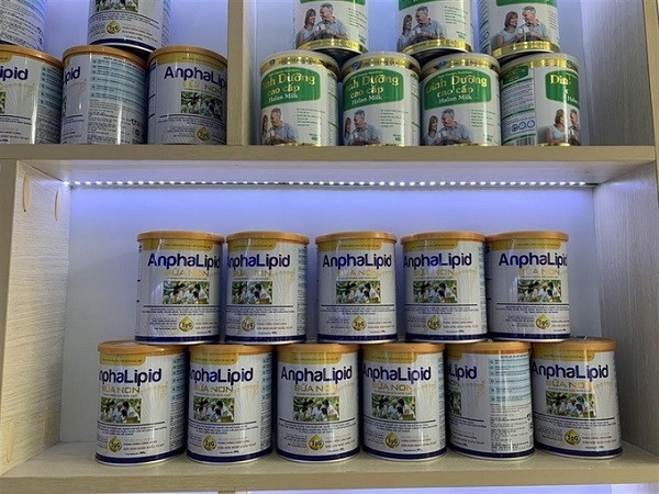 Ảnh 3: Một số sản phẩm sữa giả, kém chất lượng bị cơ quan chức năng thu giữ. Ảnh: CA cung cấp