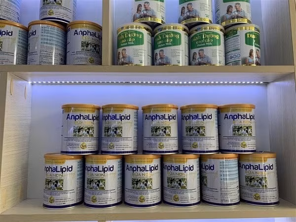 Ảnh 3: Một số sản phẩm sữa giả, kém chất lượng bị cơ quan chức năng thu giữ. Ảnh: CA cung cấp