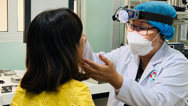 PGS.TS Nguyễn Thị Ngọc Dung tại phòng khám đa khoa Trường Đại học Y khoa Phạm Ngọc Thạch.