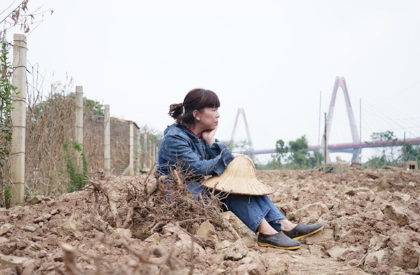 Nhìn mảnh vườn vừa được dọn các gốc đào khô, chị Hà (Phú Thượng, Tây Hồ) buồn rầunói: “Nhà tôi trồng đào cành, có khoảng 800 gốc, nhưng giờ chẳng còn gốc nào cả. Hôm nước rút, nhìn đào mà thắt hết cả ruột”.