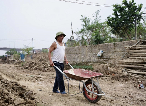 Năm nay, chúng tôi hoãn Tết, đợi 15 tháng nữa mới có Tết. Ông Mai Văn Dũng, 40 năm trồng đào chua chát nói.