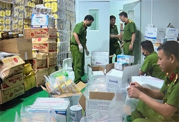 Ảnh 1: Lực lượng chức năng tiến hành kiểm tra, thu giữ một số sản phẩm sữa tại kho hàng Công ty CP sữa Hà Lan tại TP Chí Linh, tỉnh Hải Dương. Ảnh: CA cung cấp