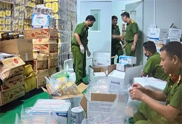 Ảnh 1: Lực lượng chức năng tiến hành kiểm tra, thu giữ một số sản phẩm sữa tại kho hàng Công ty CP sữa Hà Lan tại TP Chí Linh, tỉnh Hải Dương. Ảnh: CA cung cấp