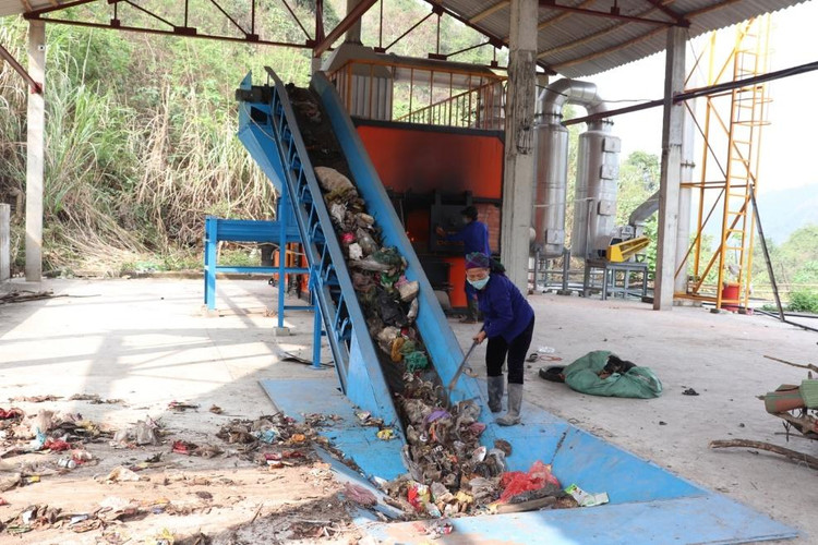 Thu gom, xử lý rác thải trên địa bàn thị trấn Chợ Rã, huyện Ba Bể.